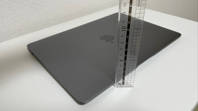 MacBookAirの薄さ