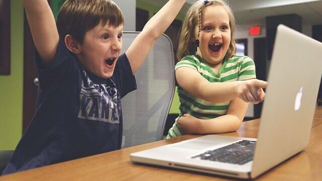 MacBookを見て喜んでいる子供たち
