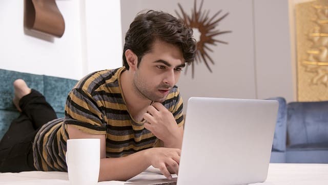 ノートパソコンを操作している男性